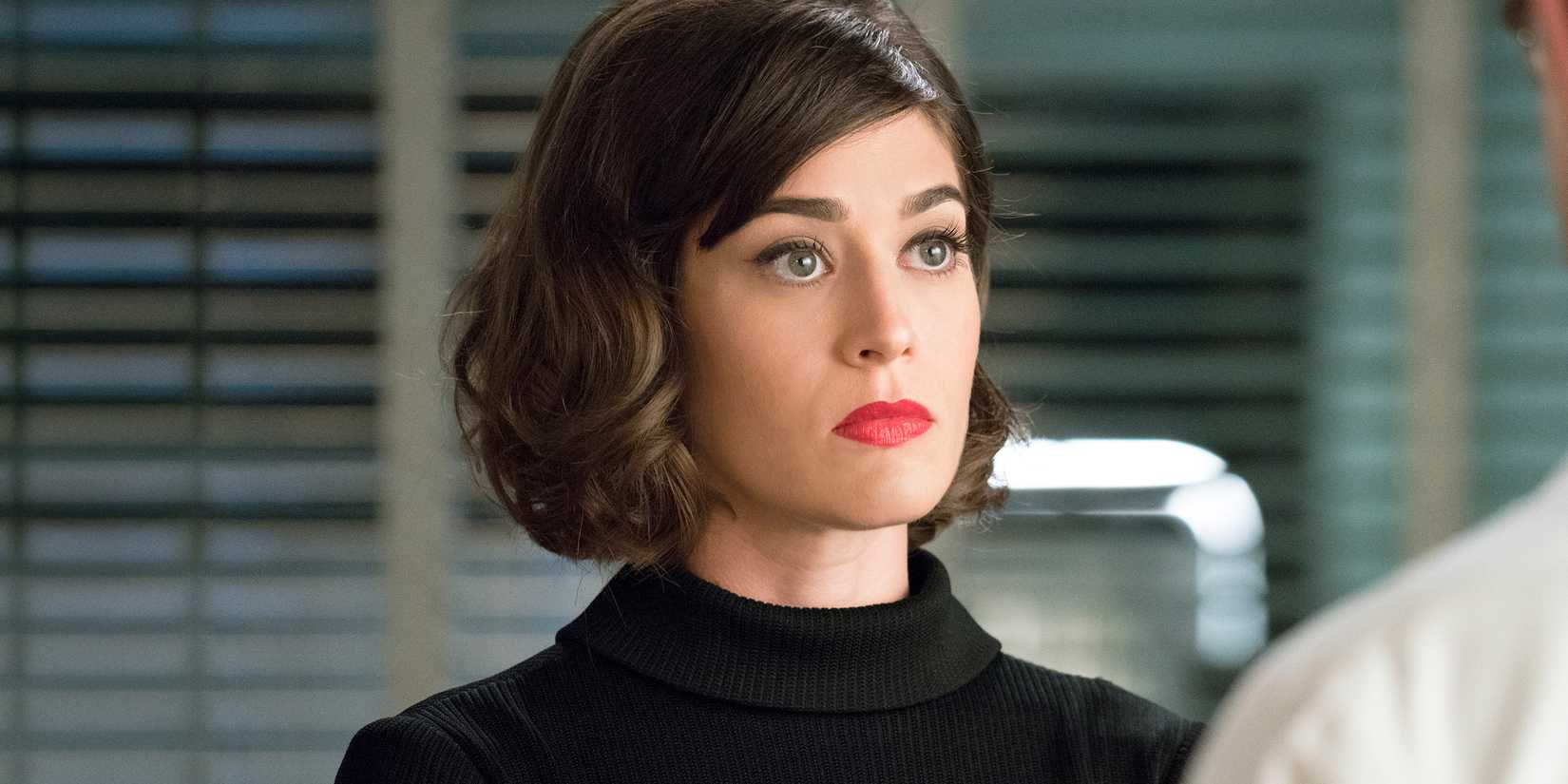 Lizzy Caplan's Virginia looking frustrated in 'Masters of Sex.'