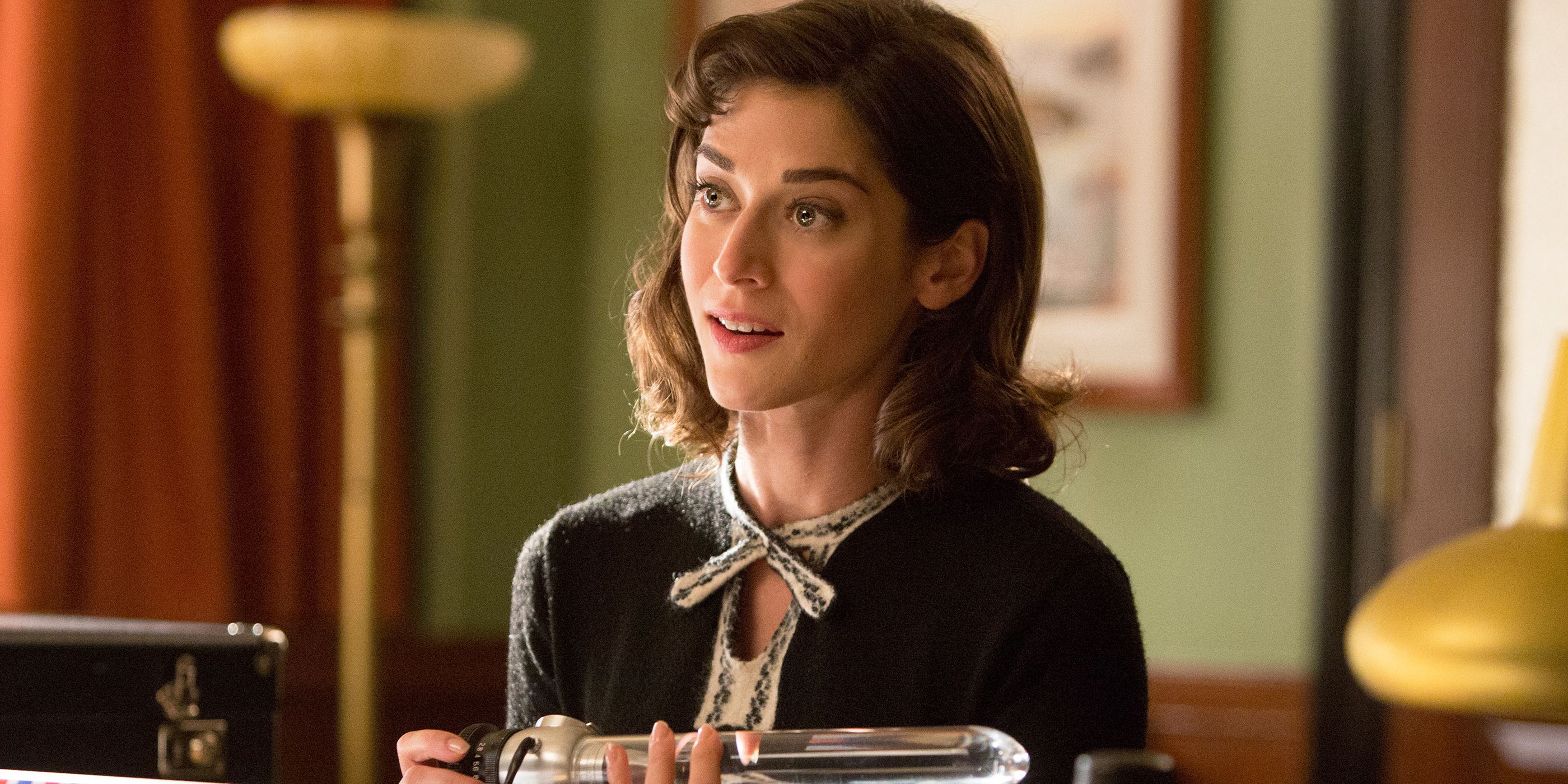 Lizzy Caplan's Virginia holding a device in Masters of Sex