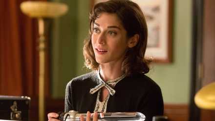 Lizzy Caplan's Virginia holding a device in Masters of Sex