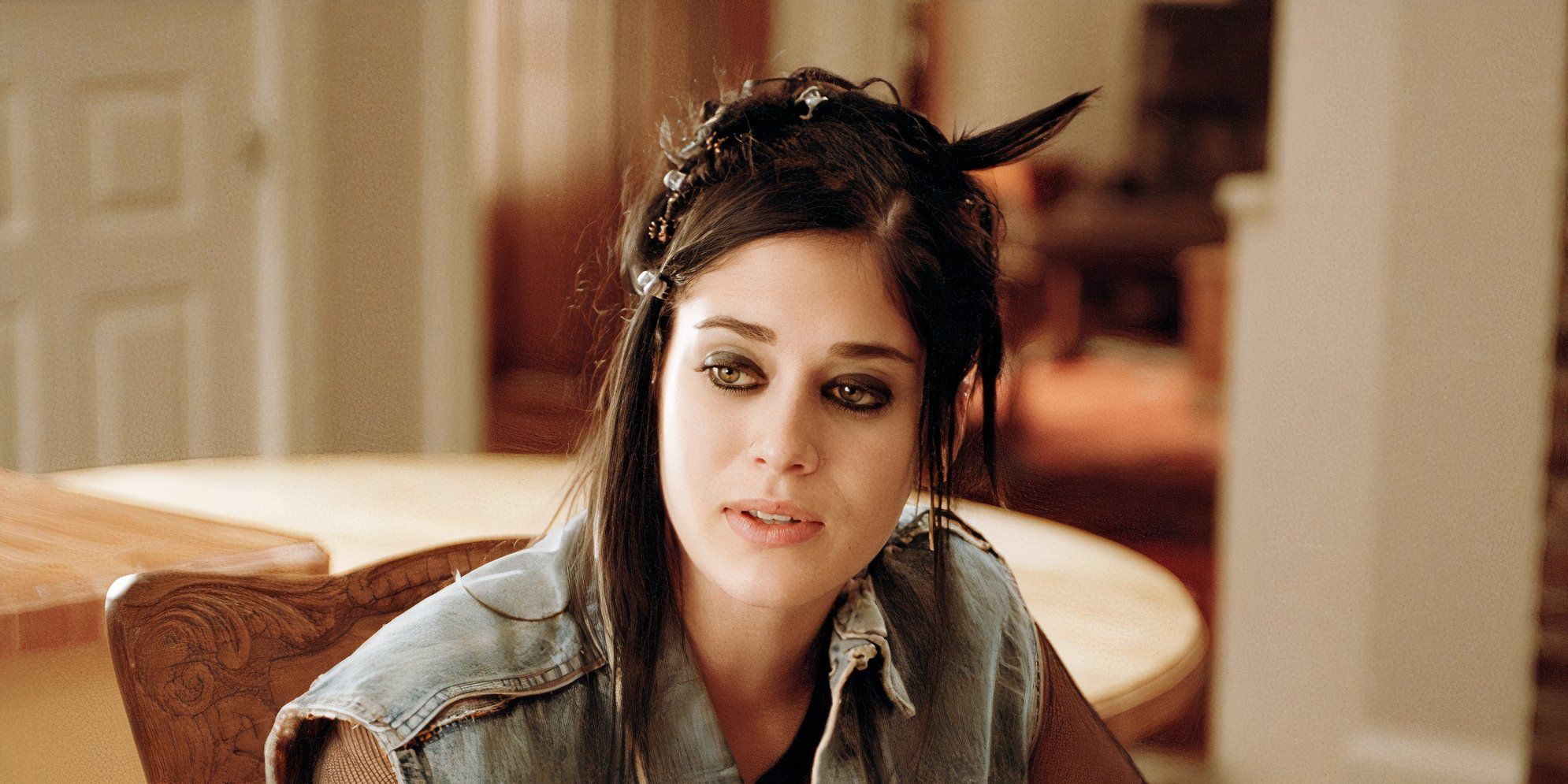 Lizzy Caplan as Janis Ian in Mean Girls.