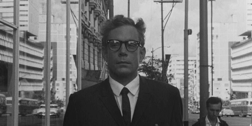 Sergio Corrieri walking down the street in Havana in Memories of Underdevelopment.