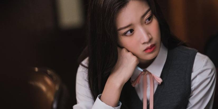 Lim Ju-kyung (Moon Ga-young) putting her head on her hand in 'True Beauty'