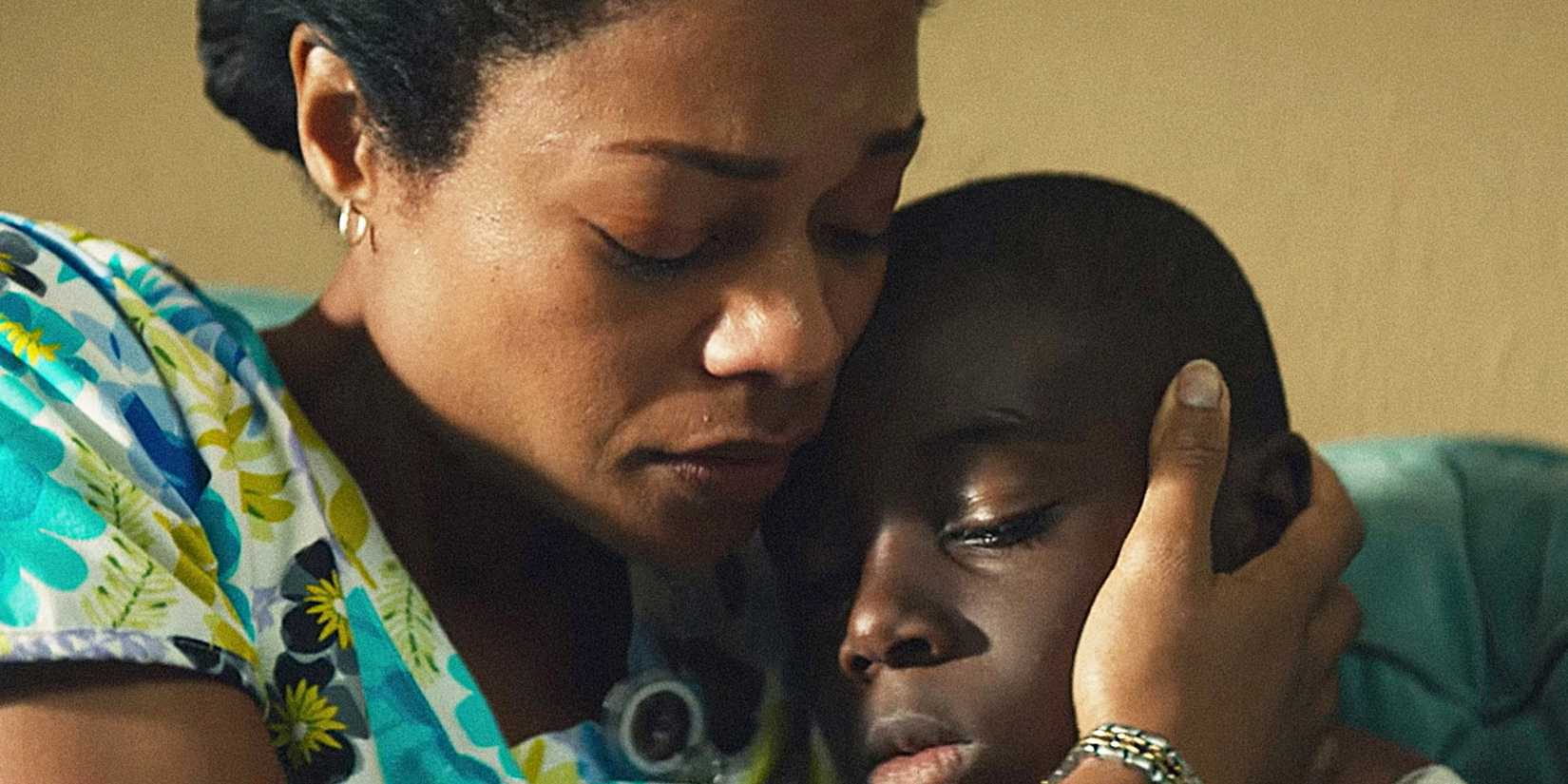 Naomie Harris holding Alex Hibbert in Moonlight
