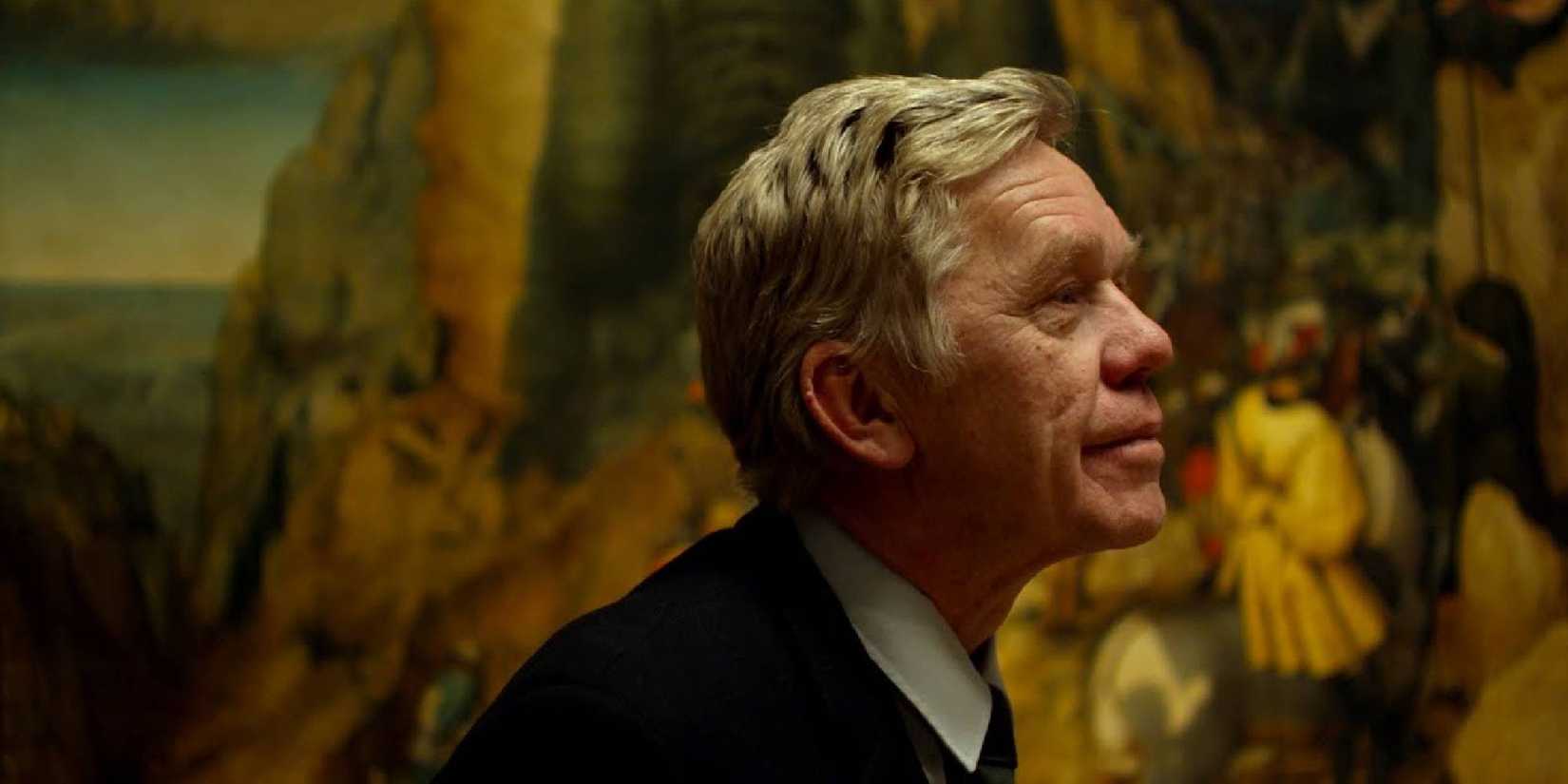 Bobby Sommer as Johann in Museum Hours looking at a painting