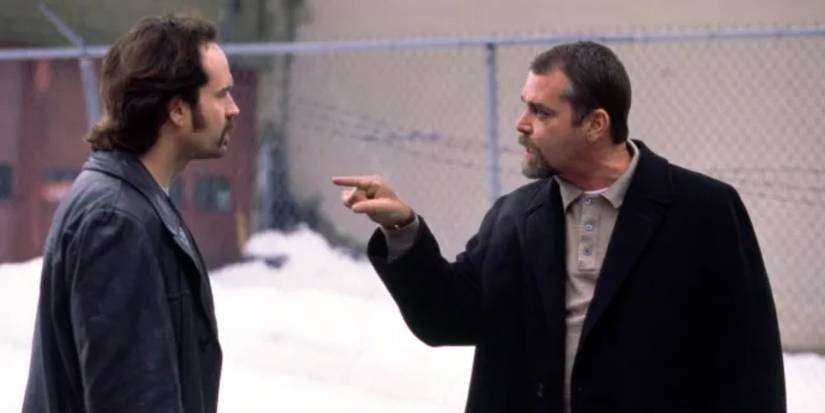 Jason Patric and Ray Liotta arguing outdoors with snow behind in Narc.