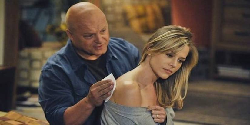 No Ordinary Family Michael Chiklis and Julie Benz
