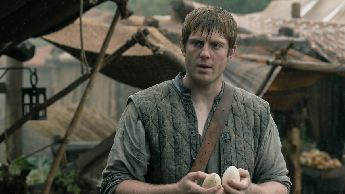 Dunk (Peter Claffey) holds eggs in A Knight of the Seven Kingdoms Season 1 Episode 3