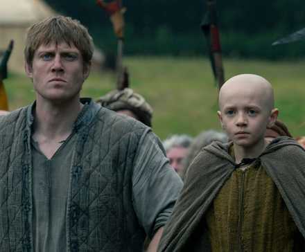 Peter Claffey as Dunk sitting with Dexter Sol Ansell as Egg in A Knight of the Seven Kingdoms