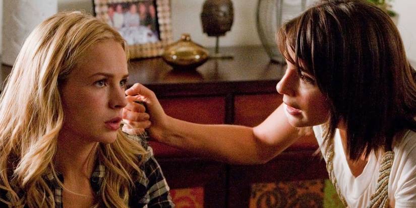 Britt Robertson as Lux and Shiri Appleby as Cate in Life Unexpected