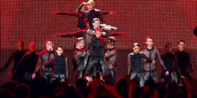 Das Sound Machine performing at the World Championships in 'Pitch Perfect 2.'