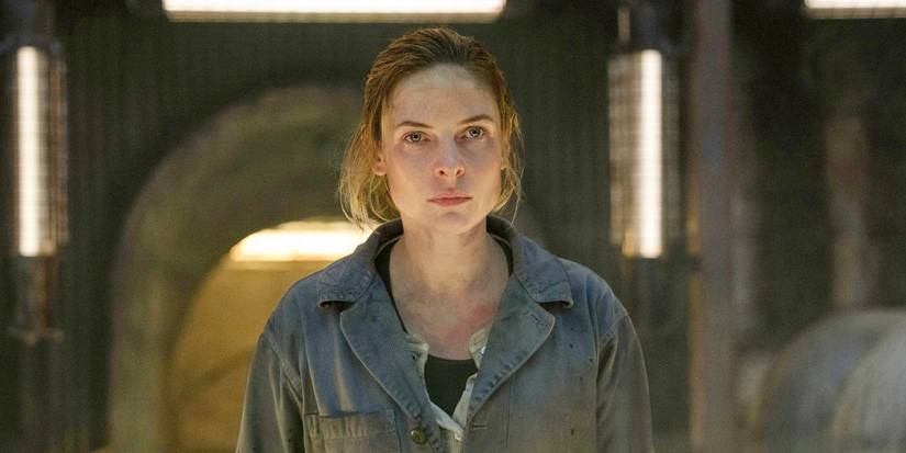 Juliette berdiri dengan ekspresi parah di Silo Musim 1