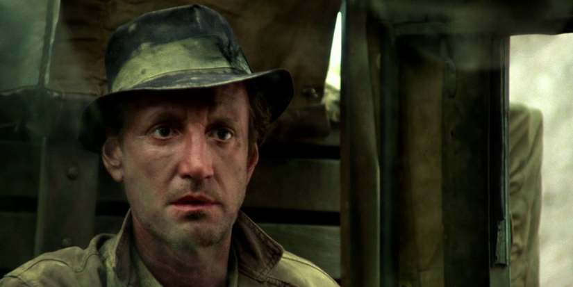 Jackie Roy Scheider menatap ke depan dalam Sorcerer.