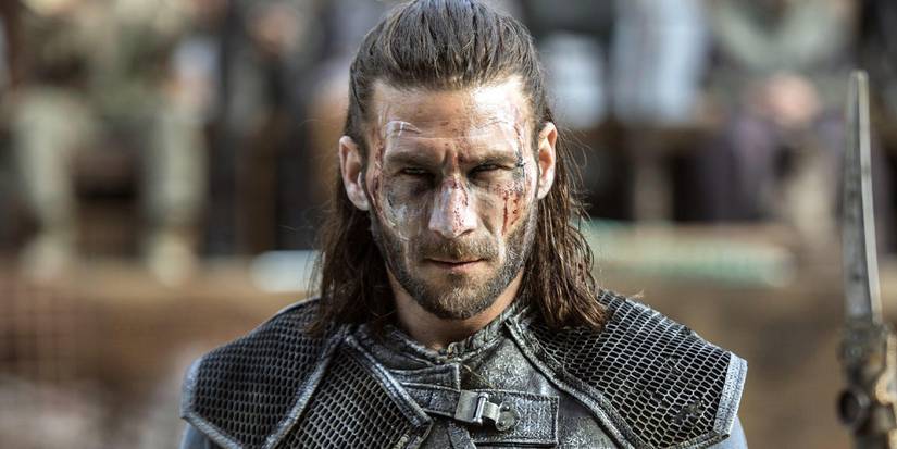 Zachary McGowan menatap ke depan dalam The 100