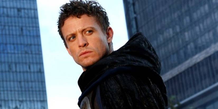 Vince Faraday/The Cape (David Lyons) looks over Palm City on 'The Cape'