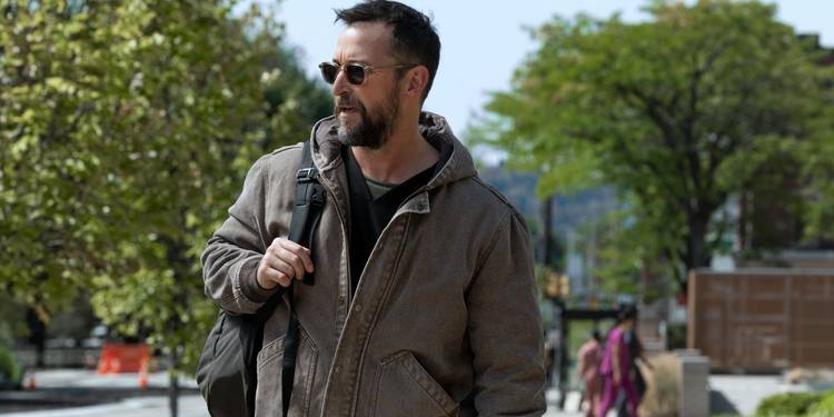 Dr. Michael "Robby" Robinavitch (Noah Wyle) wearing sunglasses on 'The Pitt'