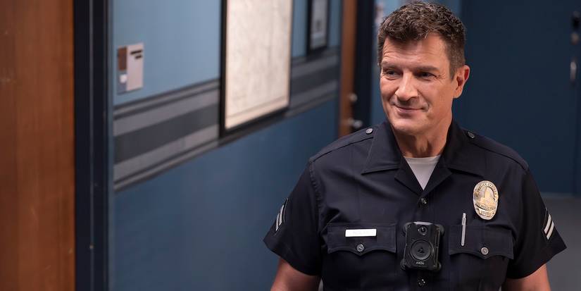 The Rookie - John Nolan (Nathan Fillion) tersenyum di The Rookie Musim 8