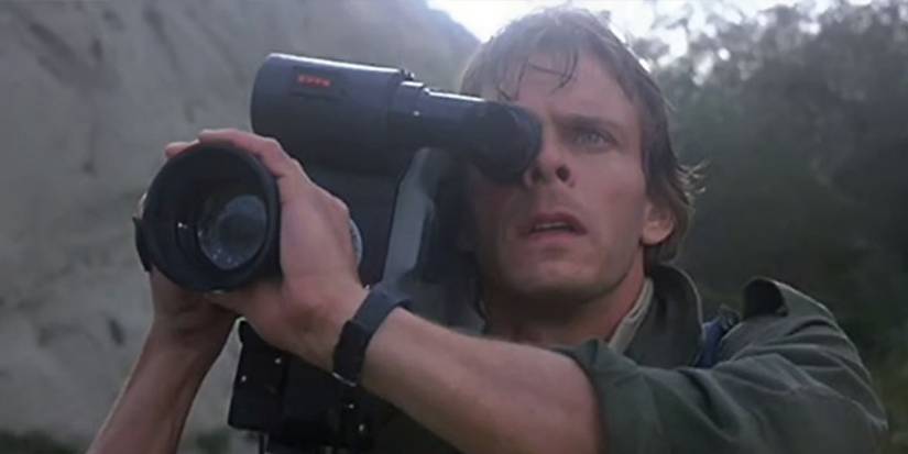 Mike Donovan (Marc Singer) holds his camera in the 'V' miniseries (1983)