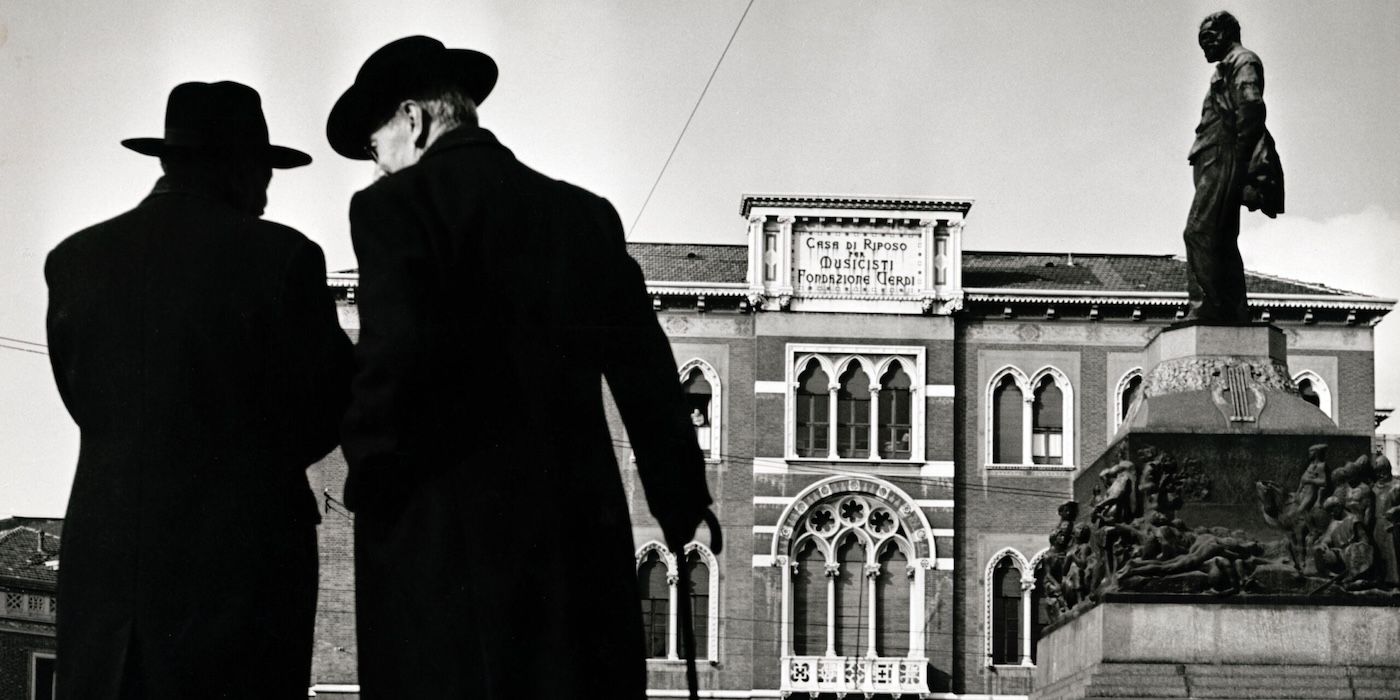 Two men walking with their back to the camera in Viva Verdi!