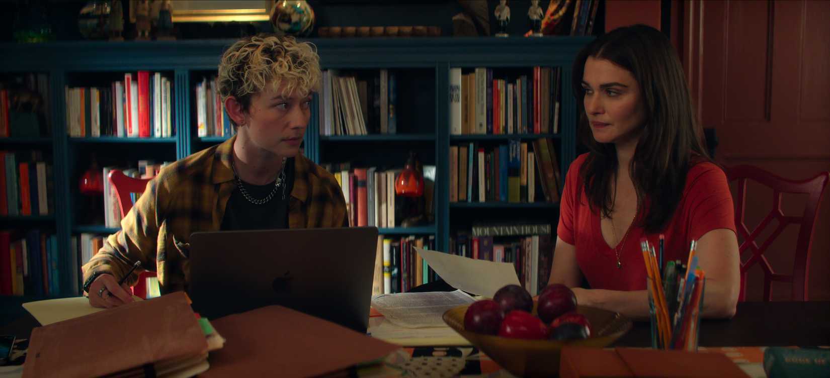 Ellen Robertson studying with some help from Rachel Weisz in Vladimir