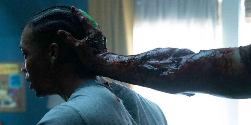 Lengan berdarah meraih bagian belakang kepala Dean (Jhaleil Swaby) di 'Whistle'