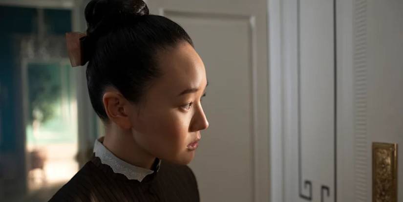 Sophie Baek (Yerin Ha) looking into a room in 'Bridgerton' Season 4, Episode 2