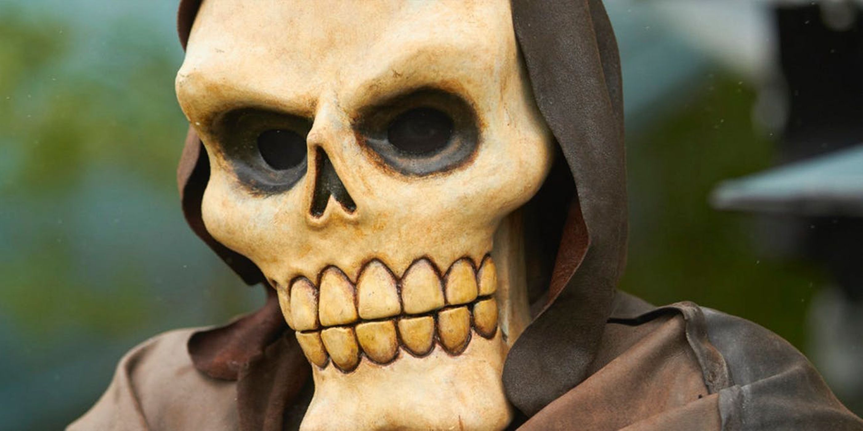 A person in a scary skull mask in Channel Zero