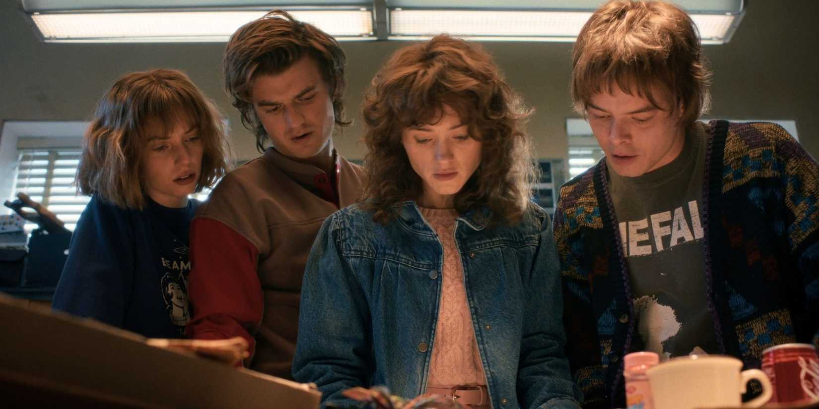 STRANGER THINGS, from left: Maya Hawke, Joe Kerry, Natalia Dyer, Charlie Heaton, (Season 5, aired Nov. 26, Dec. 25, & Dec. 31, 2025). photo: ©Netflix / Courtesy Everett Collection