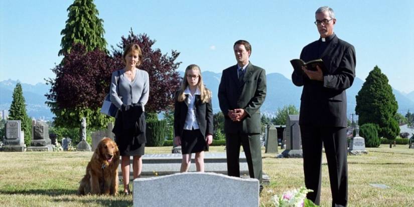 George's family surrounding a grave in Dead Like Me.