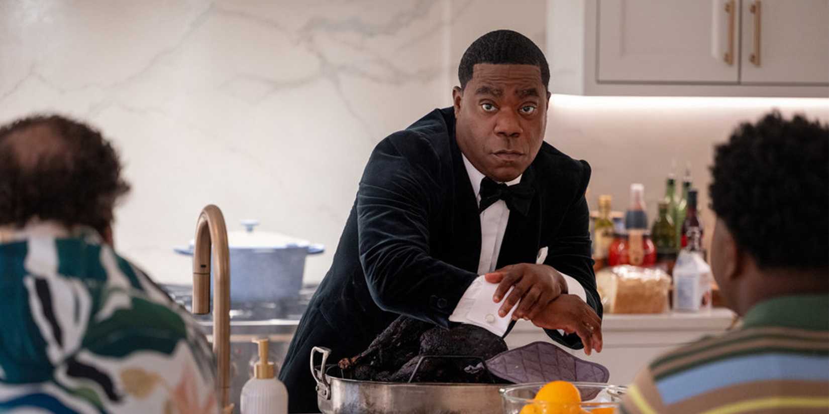 Tracy Morgan usa um smoking enquanto se inclina sobre uma bancada de cozinha em The Fall and Rise of Reggie Dinkins