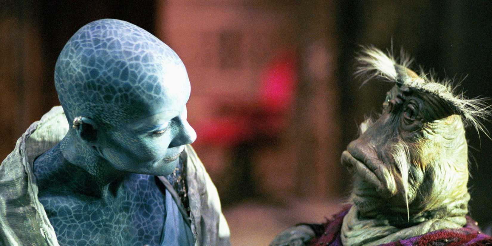 Virginia Hey as Pa'u Zotoh Zhaan talks to Dominar Rygel XVI, voiced by Jonathan Hardy, in Farscape