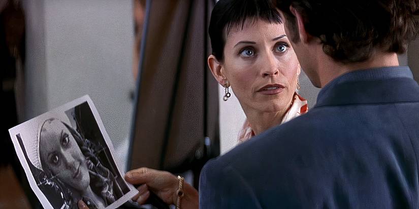 Courteney Cox como Gale Weathers segurando foto de Maureen Prescott no filme Pânico 3.