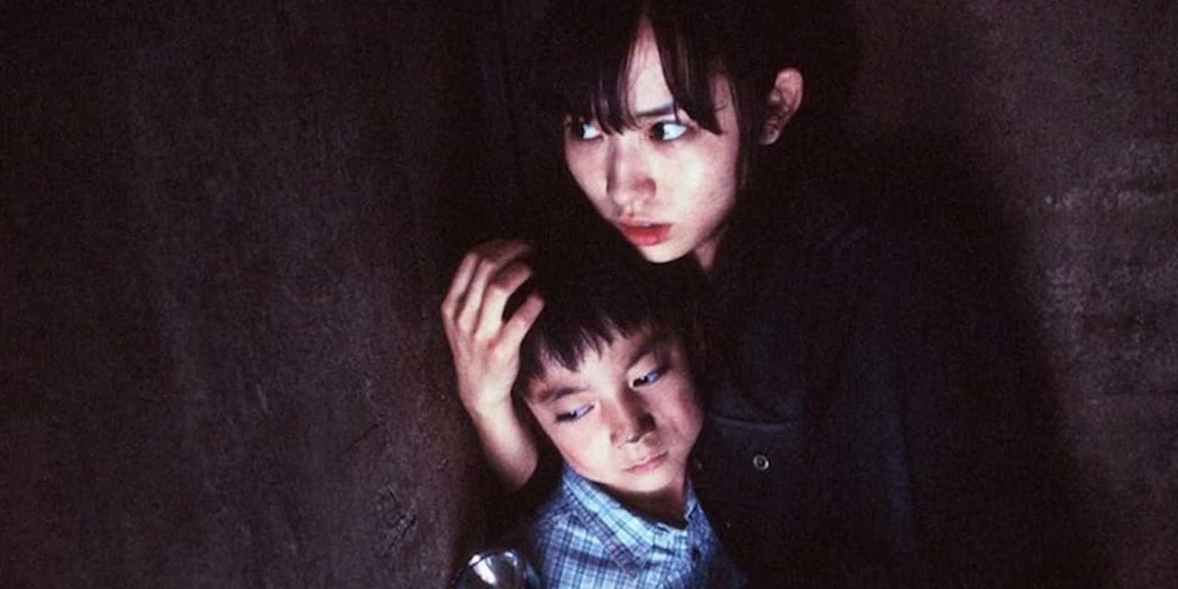 Seorang wanita dan anaknya di Sirene Terlarang (2006)