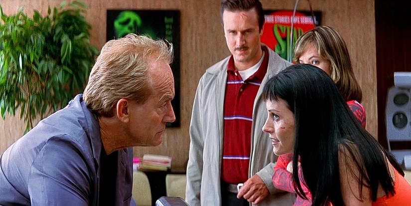 Lance Henriksen, David Arquette, Courteney Cox e Parker Posey discutem no filme Pânico 3.