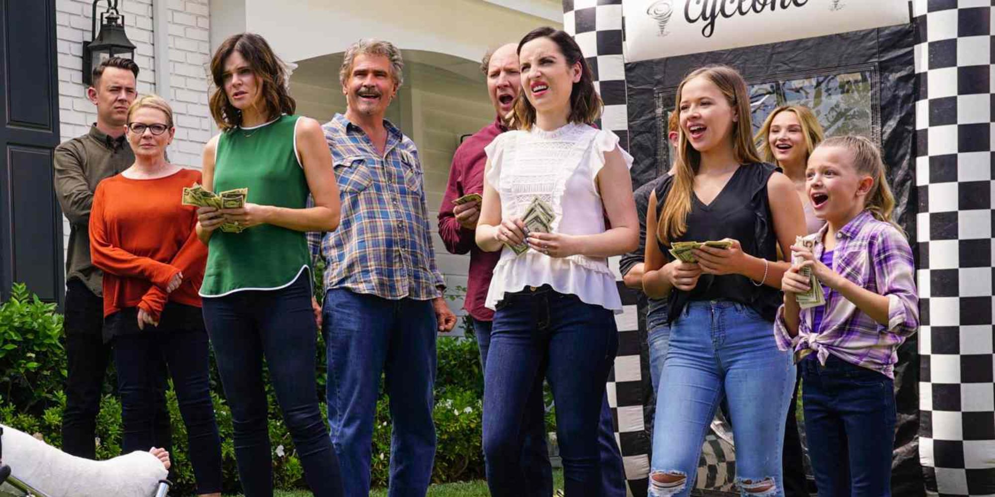 Hulu's 'Modern Family' Sitcom Replacement Deserves a Second Look 10 Years Later