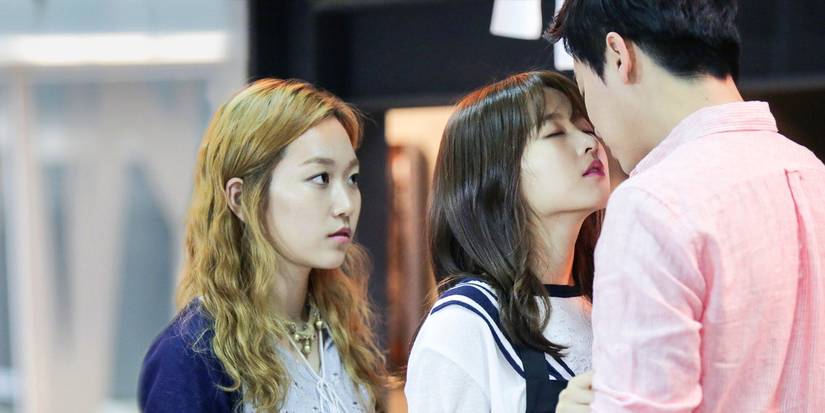 Kim Seul-gi watching Park Bo-young and Jo Jung-suk leaning in for a kiss in Oh My Ghost.