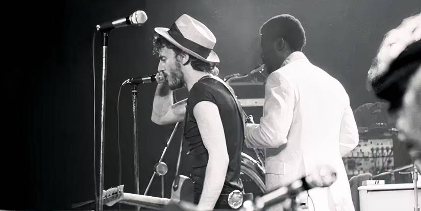 Bruce Springsteen singing with his band