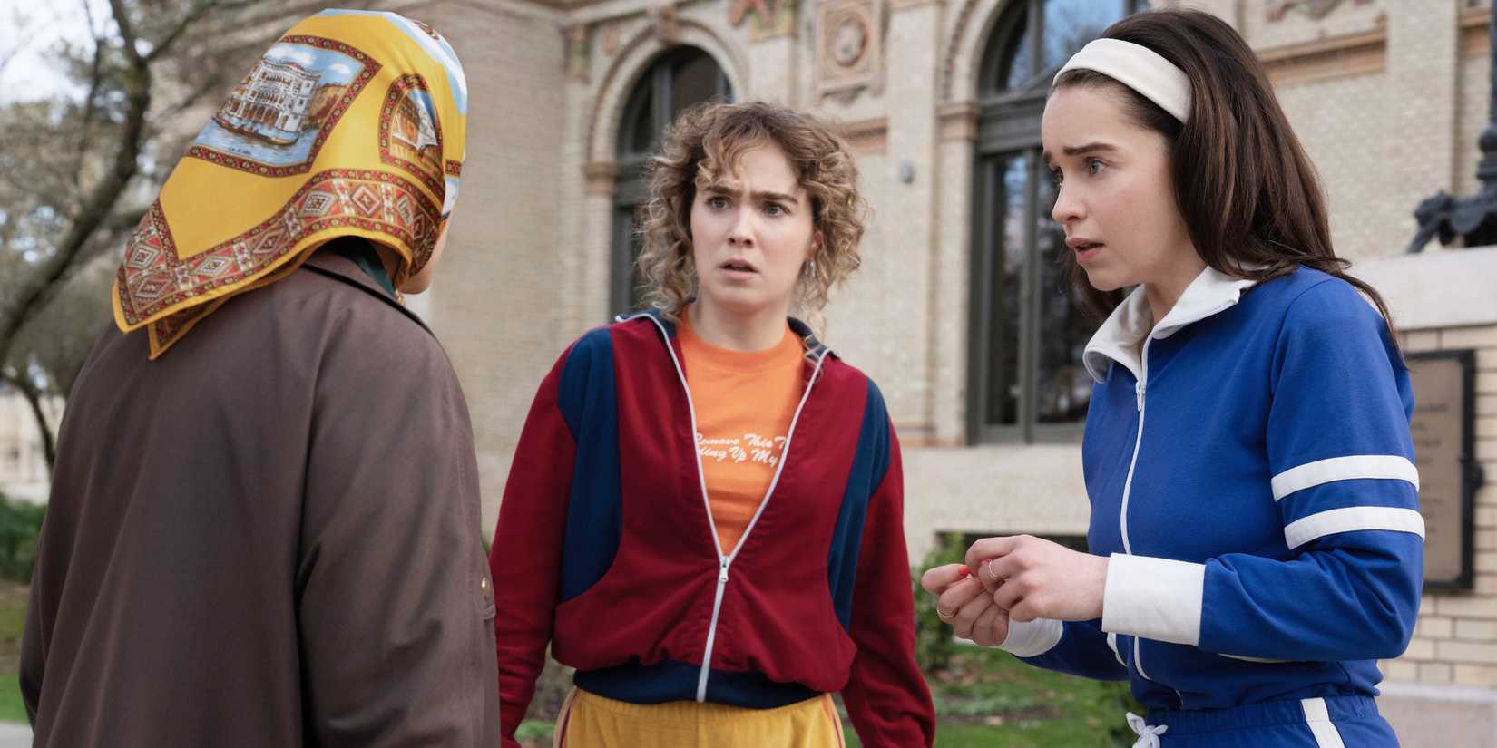 Haley Lu Richardson dan Emilia Clarke berbicara dengan seorang wanita di Ponies