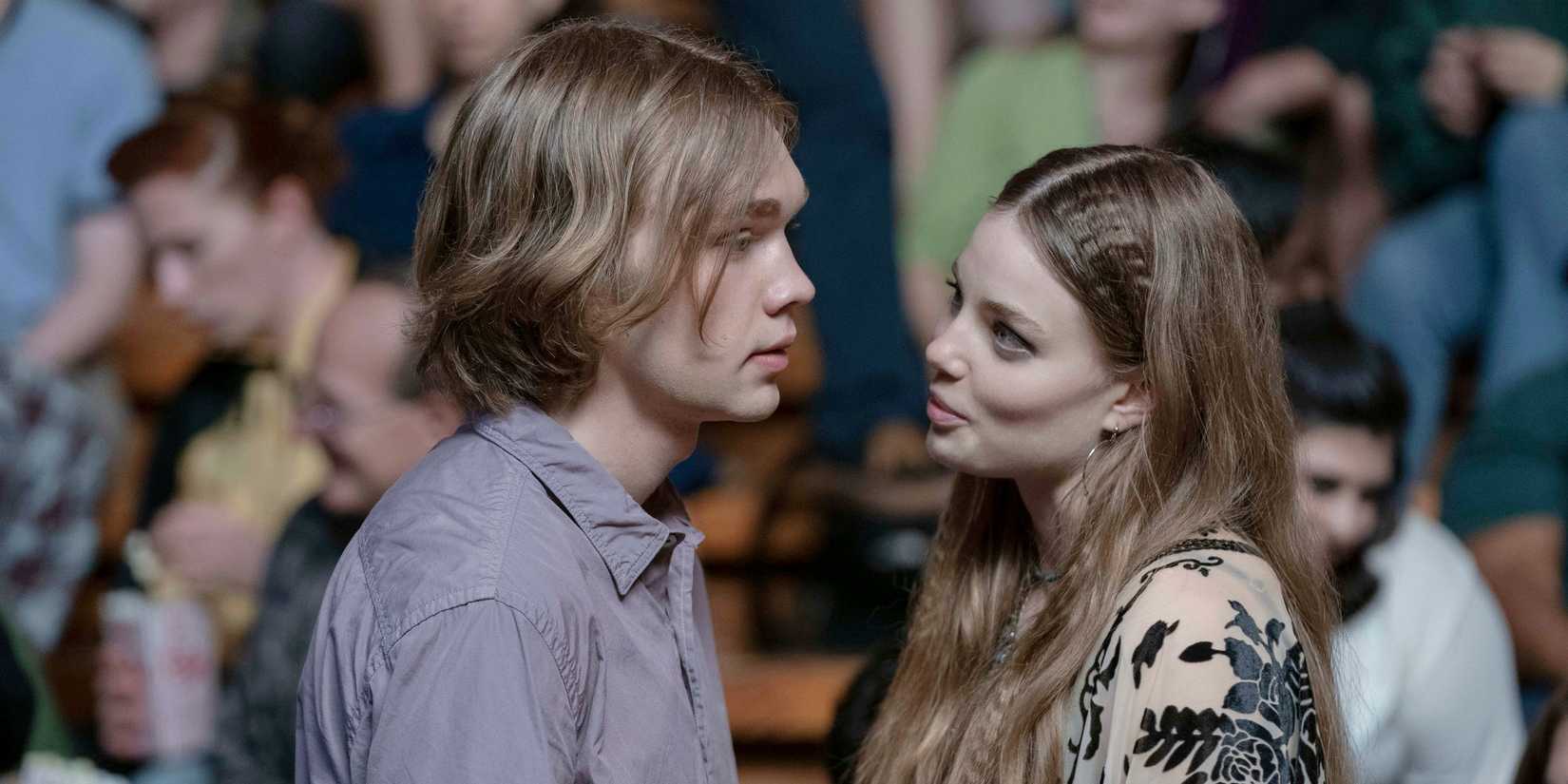Charlie Plummer as Miles Halter and Kristine Froseth as Alaska Young in Looking for Alaska