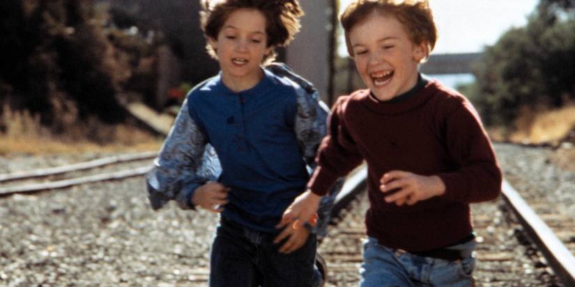 Radio Flyer - Mike (Elijah Wood) and Bobby (Joseph Mazzello) run on the tracks