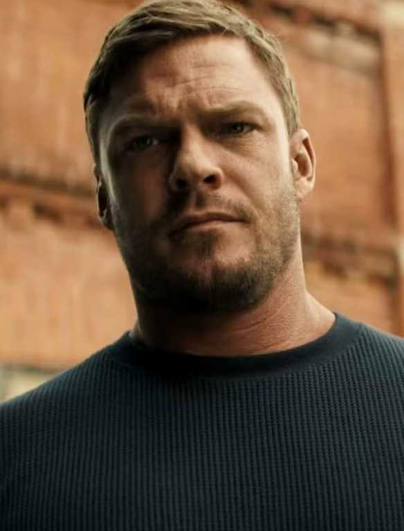 Alan Ritchson Hit Netflix’s Hit Sci-Fi Series Is About to Get Much Bigger in Season 2