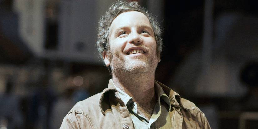 Richard Dreyfuss' Roy Neary smiling and looking up at the sky in Close Encounters of the Third 