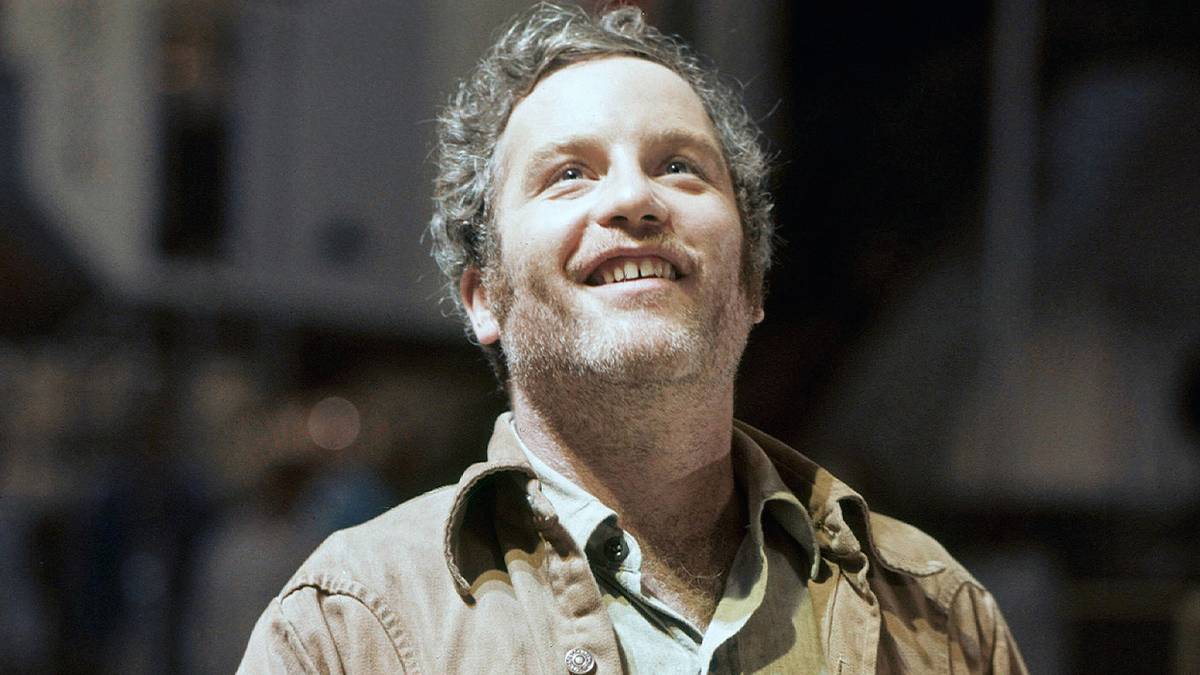 Richard Dreyfuss' Roy Neary smiling and looking up at the sky in Close Encounters of the Third 