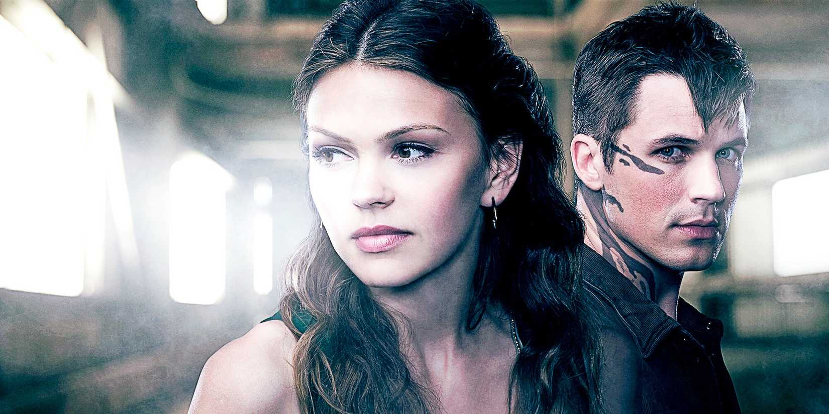 A promo photo of Aimee Teegarden as Emery and Matt Lanter as Roman in Star-Crossed