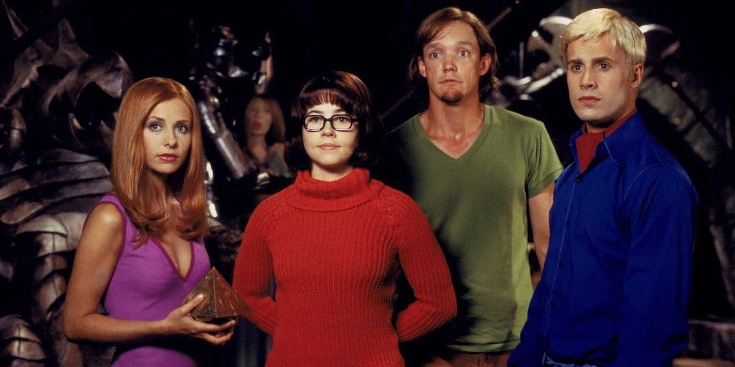 Sarah Michelle Gellar, Linda Cardellini, Matthew Lillard, and Freddie Prinze Jr. looking ahead in Scooby-Doo, 2002