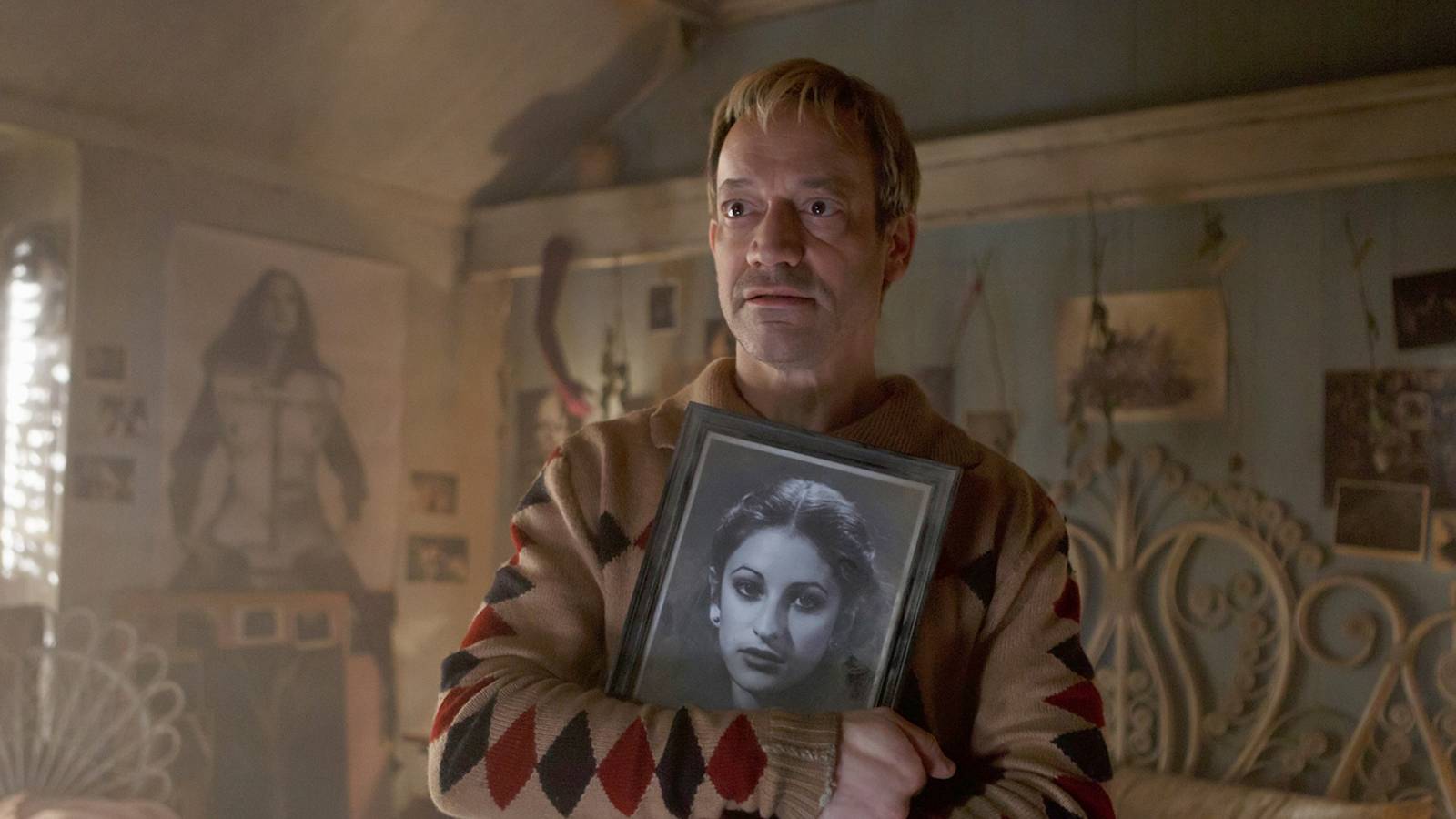 Ted Raimi holding a photo of his dead sister from Evil Dead - in Ash vs Evil Dead