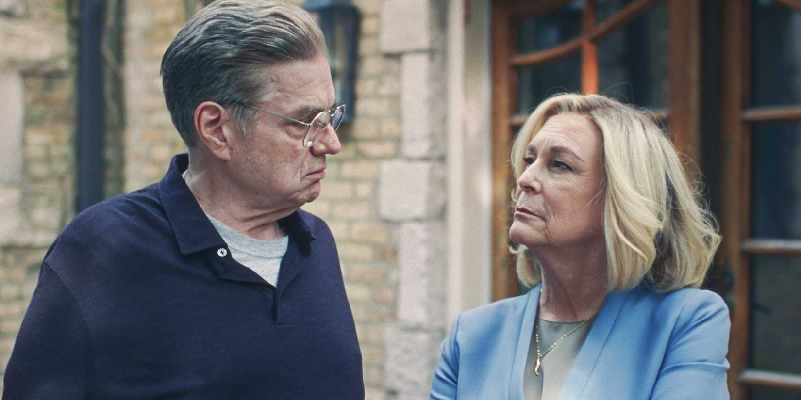 Oliver Platt and Jamie Lee Curtis in The Bear.