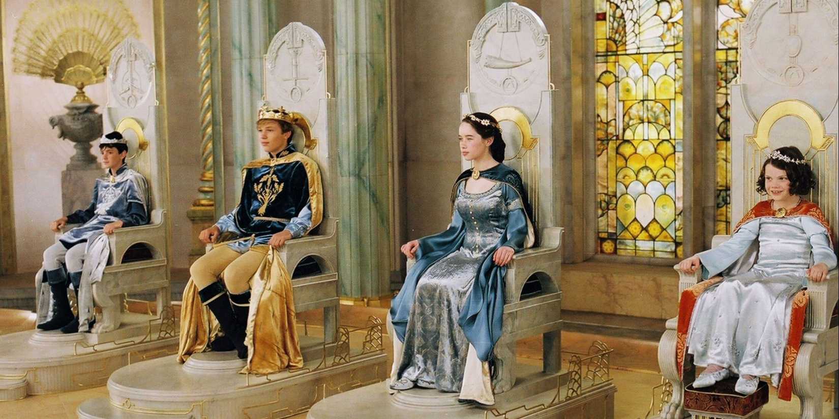Edmund, Peter, Susan, and Lucy sit on their thrones as kings and queens in The Chronicles of Narnia: The Lion, the Witch and the Wardrobe