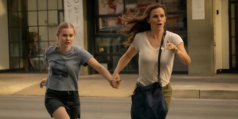 Hannah (Jennifer Garner) and Bailey (Angourie Rice) running in The Last Thing He Told Me