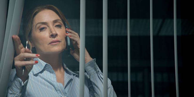 Agent Dawn Ruth looking out a window in The Lincoln Lawyer.