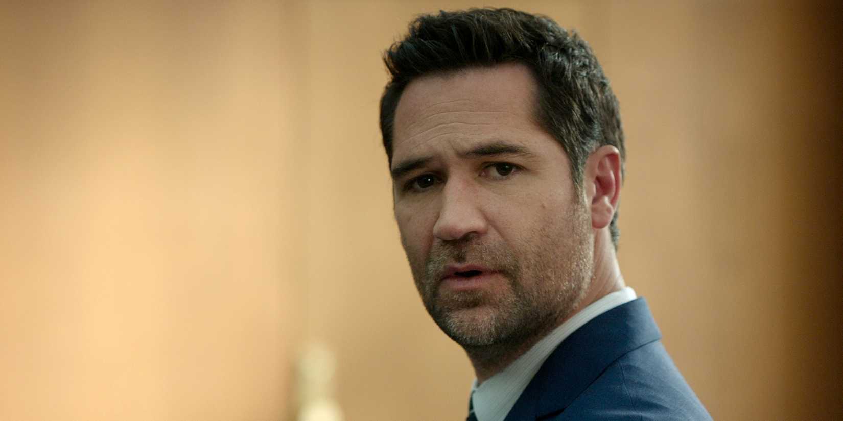 Manuel Garcia-Rulfo as Mickey Haller looking over his left shoulder in court in The Lincoln Lawyer Season 4